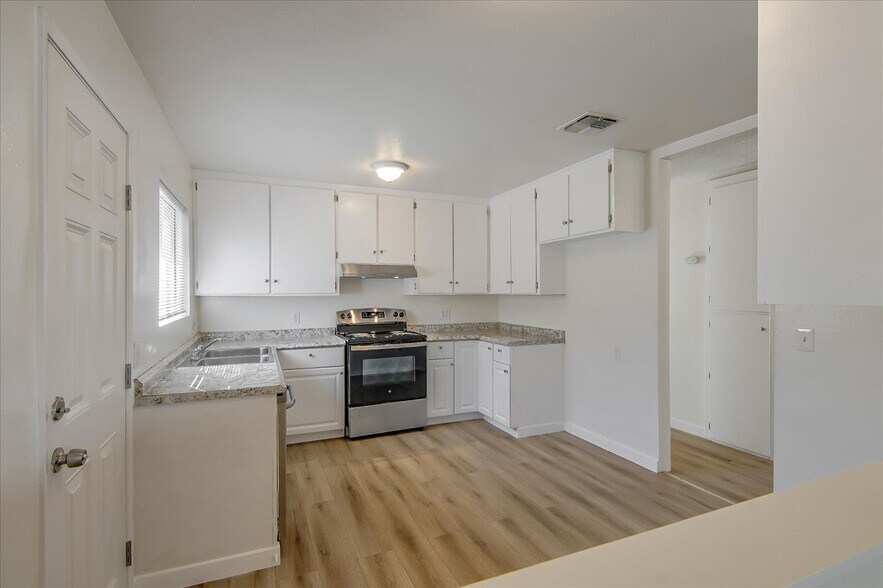Building Photo - 9223 Langdon Ave