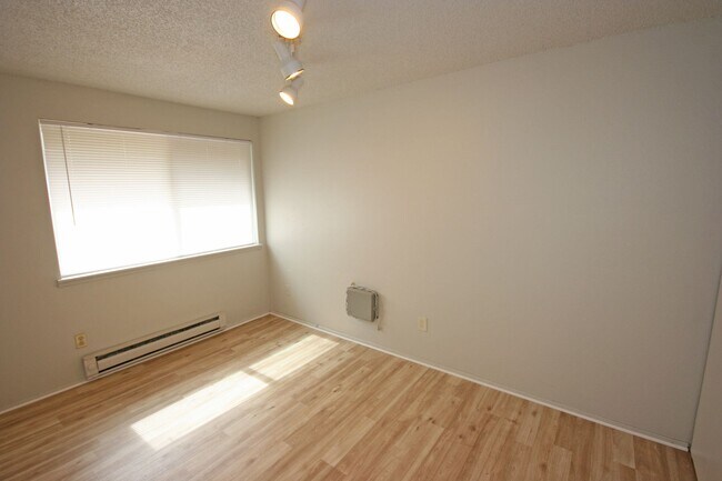 Building Photo - 2 bedroom 1 bath upstairs apartment