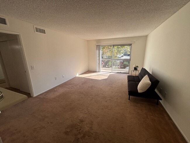 Building Photo - 2 Bedroom Condo for Rent in Newhall!