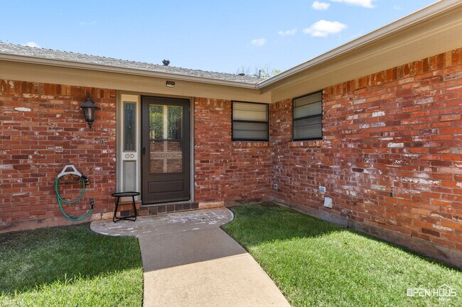 Building Photo - 4805 Big Bend Dr