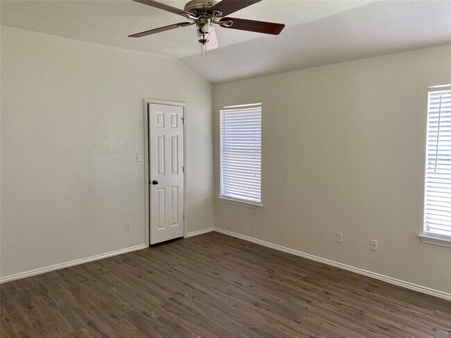 Building Photo - 1608 Mentone Dr
