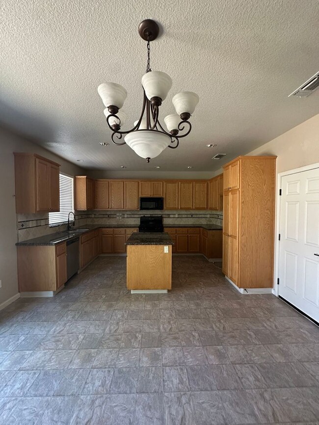 Building Photo - Beautiful 4 Bedroom 2.5 Bath home in Turlock