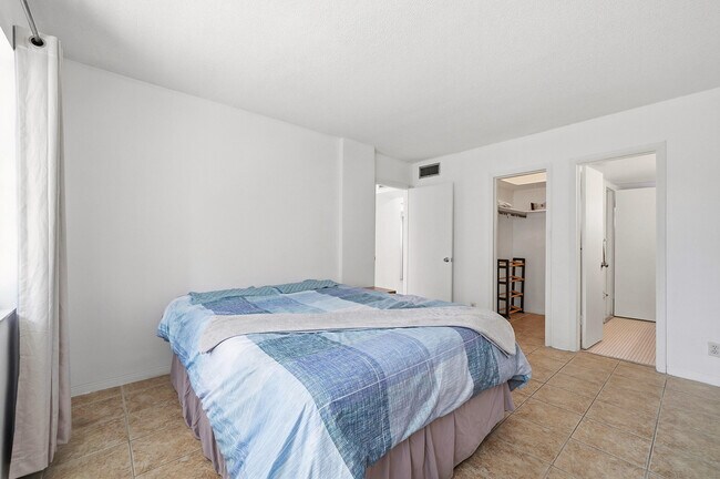 Building Photo - 1333 E Hallandale Beach Blvd