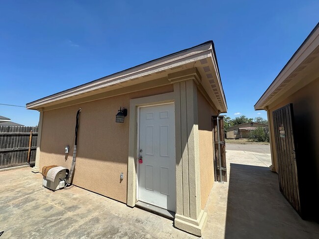 Building Photo - 1216 E Parker Ave