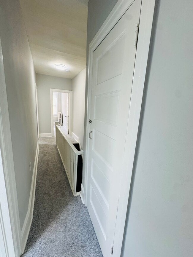 Building Photo - Remodeled 3bd/1 House with Rear yard!! SEC...