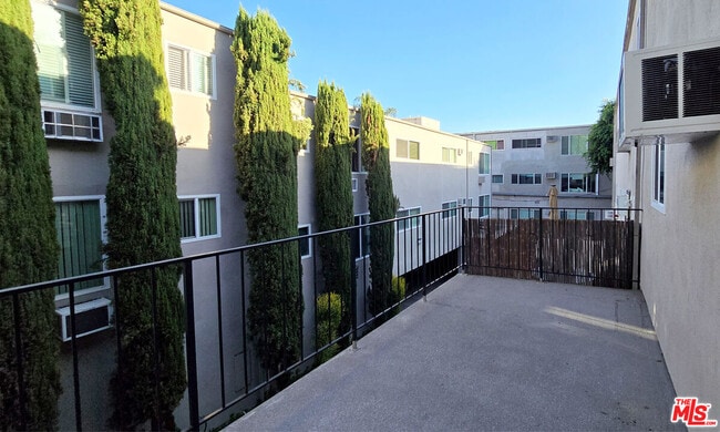 Building Photo - 972 Larrabee St