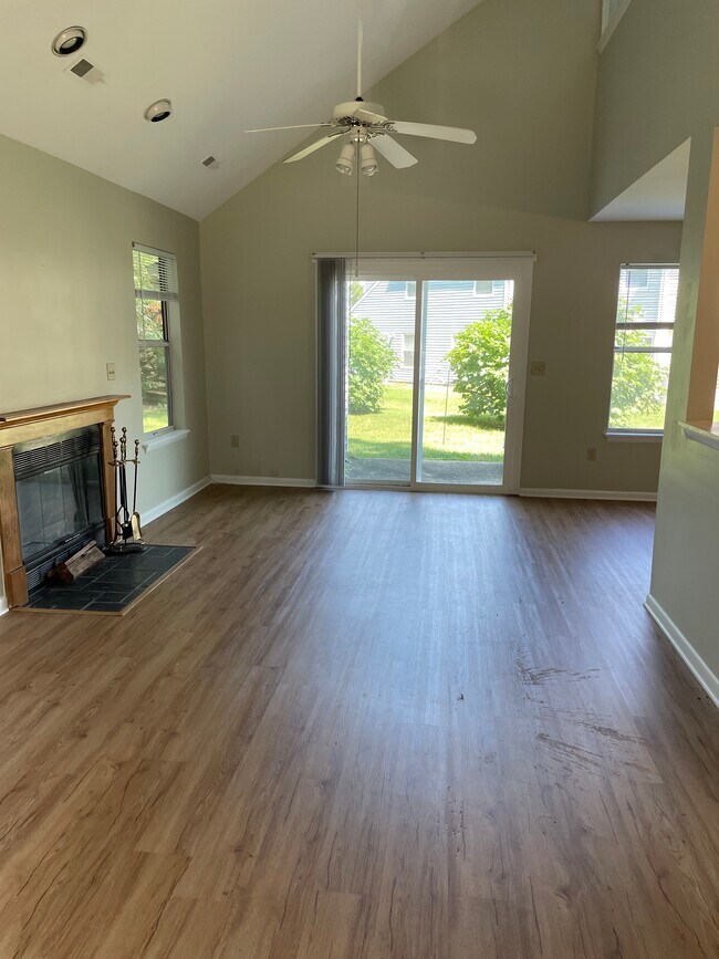 Building Photo - 310 Fox Run