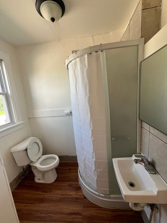 Building Photo - 2 bed 1 bath located right off Brady St