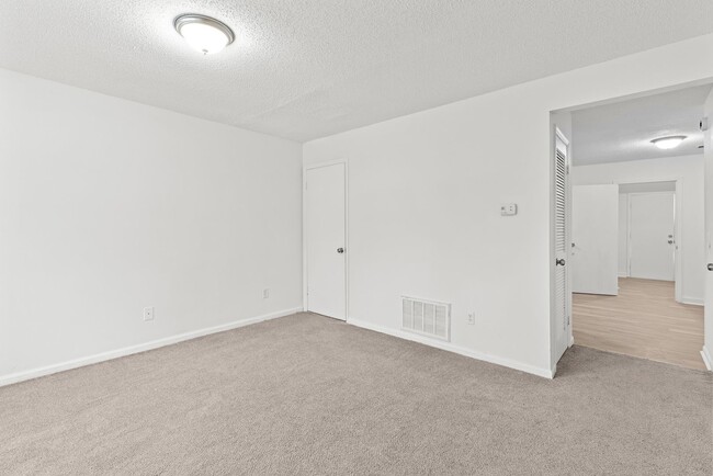 Building Photo - Stylish & Newly Renovated 3 Bedroom 1.5 Ba...