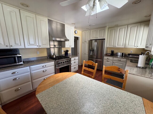 Building Photo - Fully Furnished 3BED/2BATH SFH For Rent in the Desirable City of San Leandro, Ca!!!!