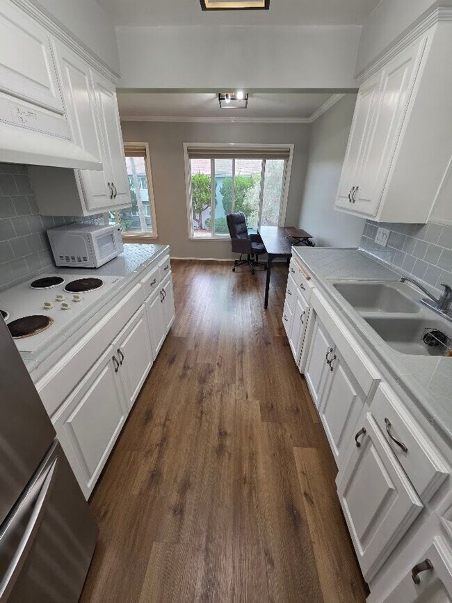 Building Photo - UPPER 1BD/1BA CONDO WITH GARAGE AND COMMON...