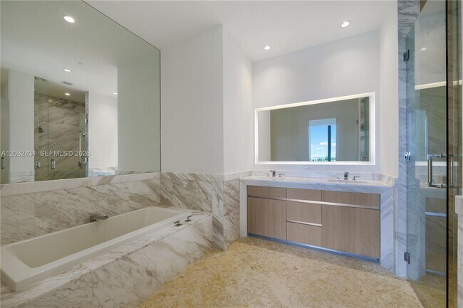 Building Photo - 2811 S Bayshore Dr