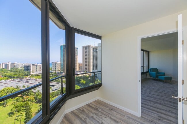 Building Photo - Canterbury Place - Fully renovated with hi...