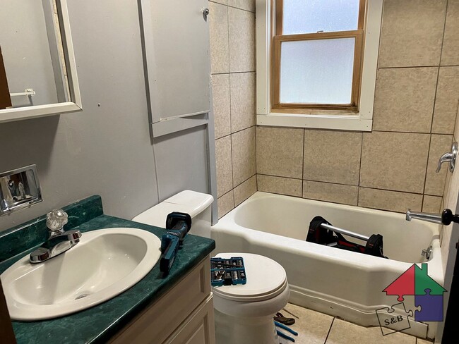 Building Photo - Spacious 8 Bedroom, 3 Bathroom Home for Re...