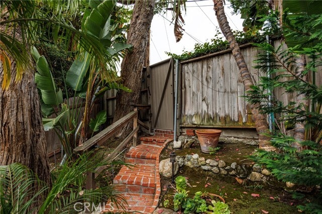 Building Photo - 550 St Ann's Dr