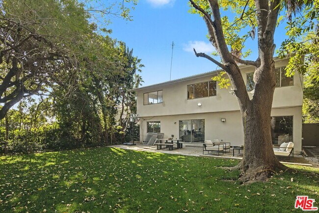 Building Photo - 2612 S Beverly Dr