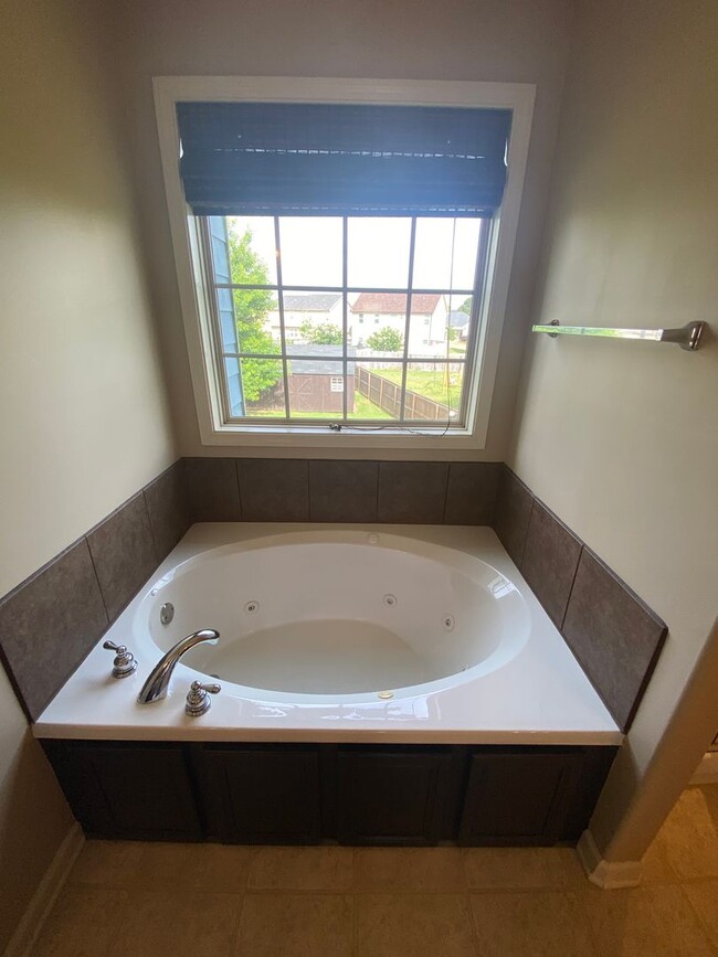 Building Photo - 118 Broomsedge Ln