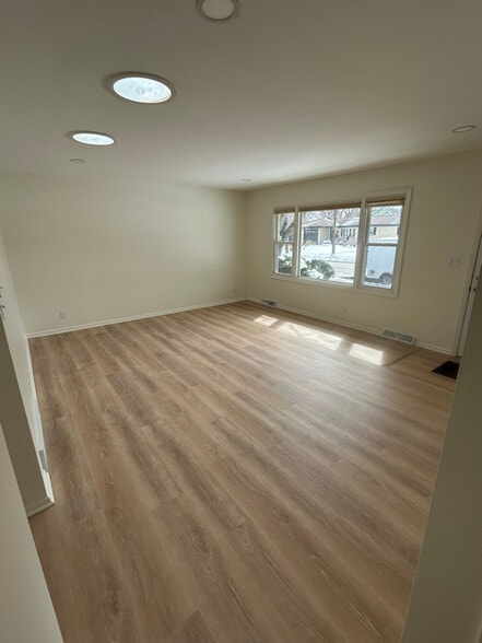 Building Photo - 402 Elmwood Dr