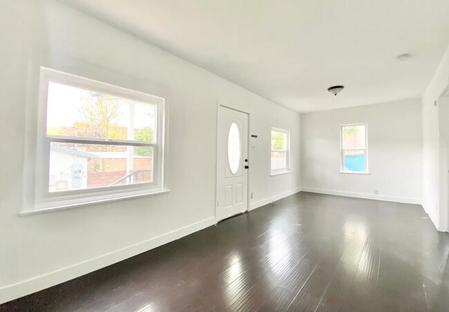 Building Photo - COMING SOON - 1-Bedroom Apartment with In-...