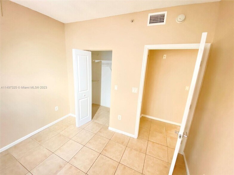 Building Photo - 5900 W Sample Rd