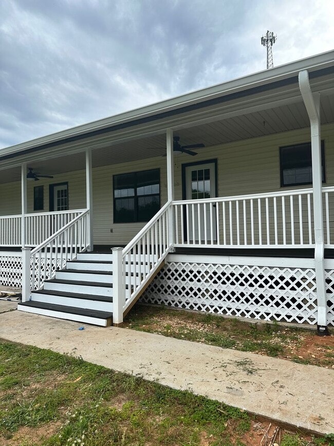 Building Photo - New Brockton, AL!