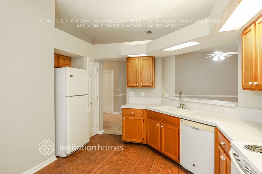 Building Photo - 5666 Plum Hollow Dr W