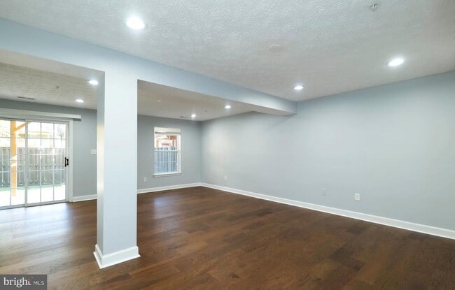 Building Photo - 3317 Hibiscus Ct