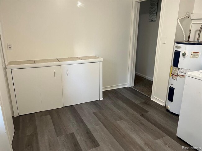 Building Photo - 5868 N Linville St