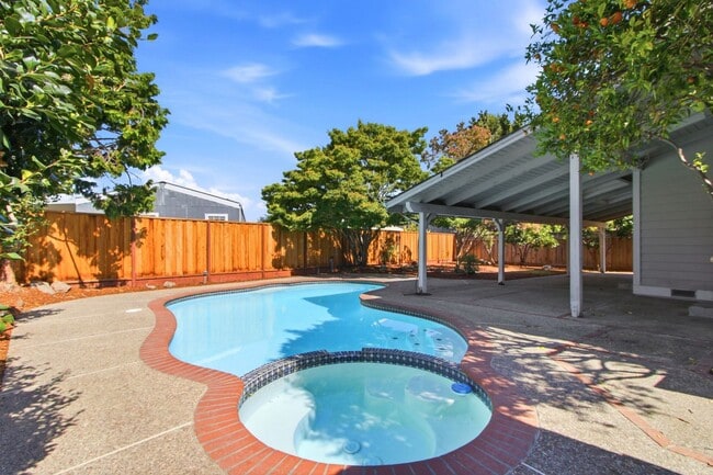 Building Photo - 749 Glenborough Dr