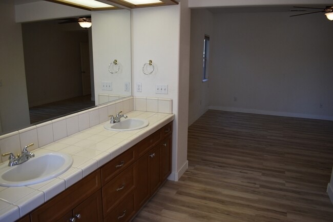 Building Photo - 6310 Diamond Ct