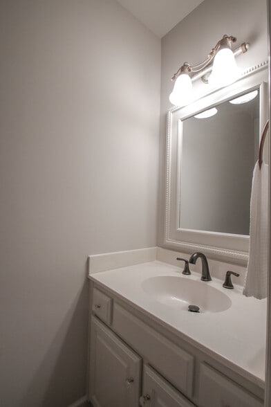 1/2 bath on main level - 1614 Brentwood Pointe