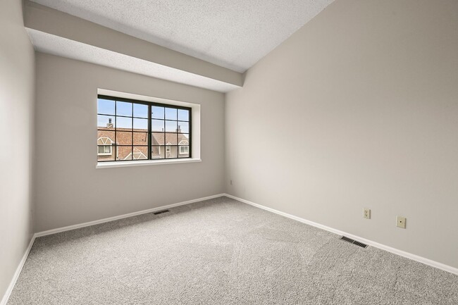 Building Photo - 3 Bedroom Townhouse Close To Ft. Carson