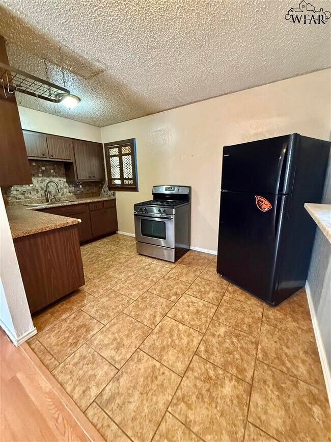 Building Photo - 1405 Tanbark Rd