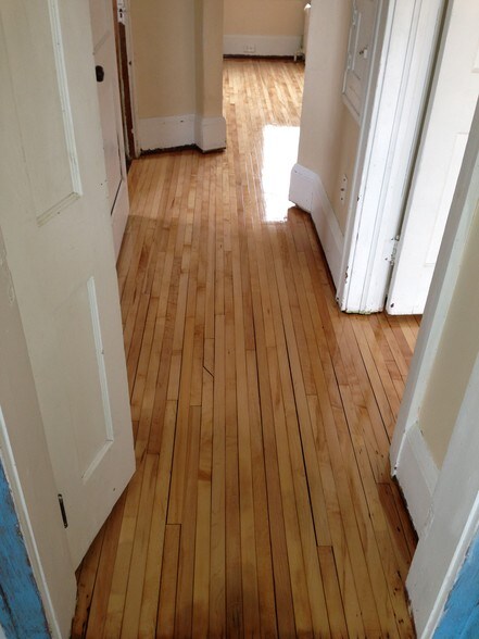 Building Photo - 320 E 5th St