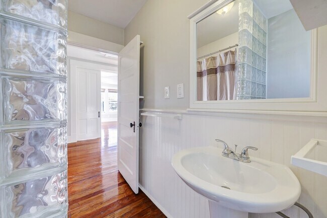 Building Photo - 1229 Heights Blvd