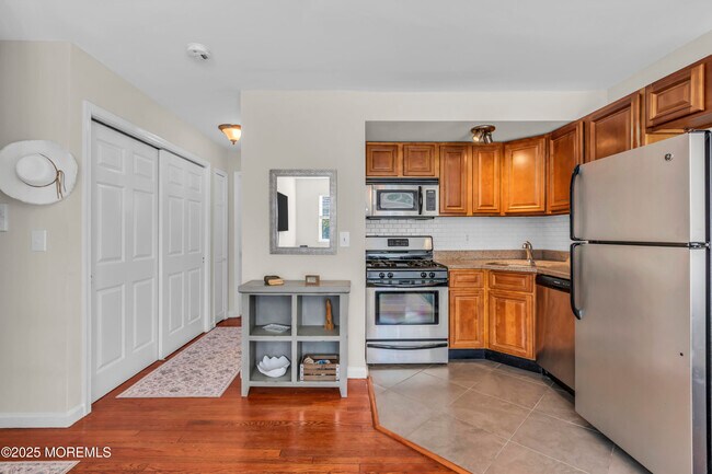 Building Photo - 305 4th Ave