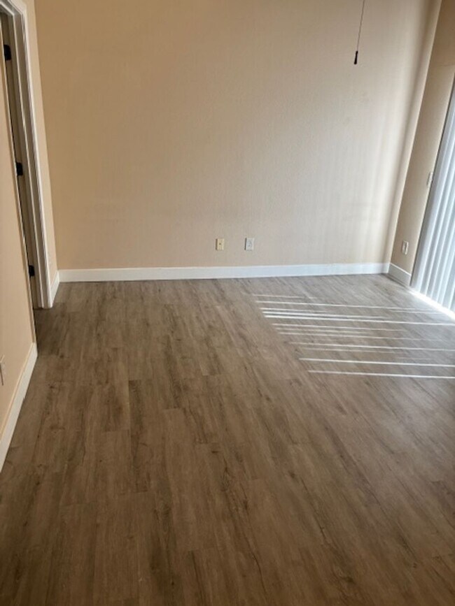 Building Photo - Beautiful, spacious top-floor 2-bedroom, 2-bathroom condo in the Southwest