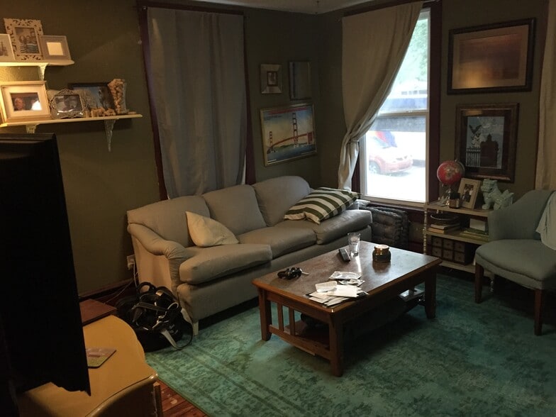 Living Room - 1041 Jenifer St
