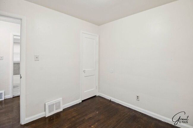 Building Photo - 3 Bedroom Bungelow $1300/Mo