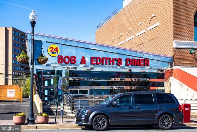 Building Photo - 3600 S Glebe Rd