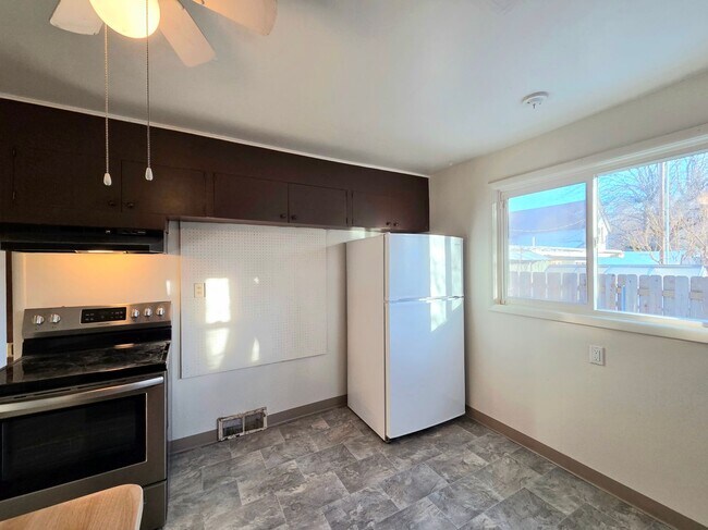 Building Photo - Large 4 Bedroom + Den, 2 Bath House for Rent in Cashmere!*** ON THE RIVER!!