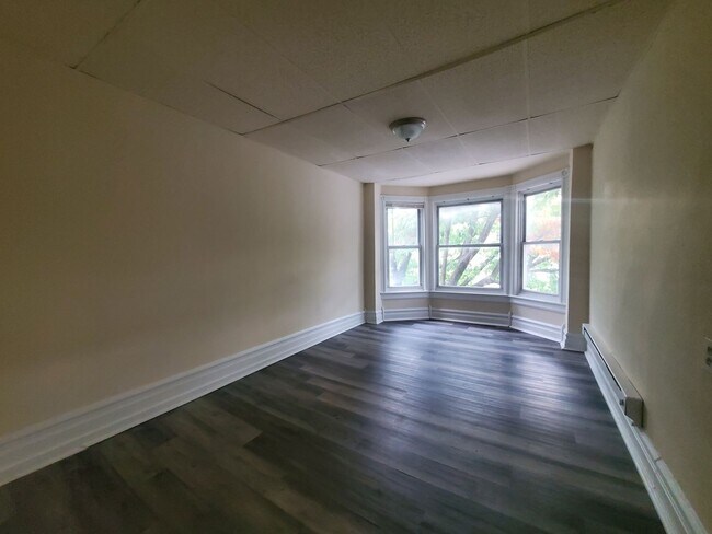 Building Photo - 347 N 7th St