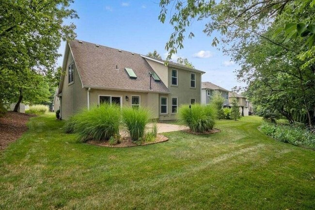 Building Photo - 401 N Village Cir
