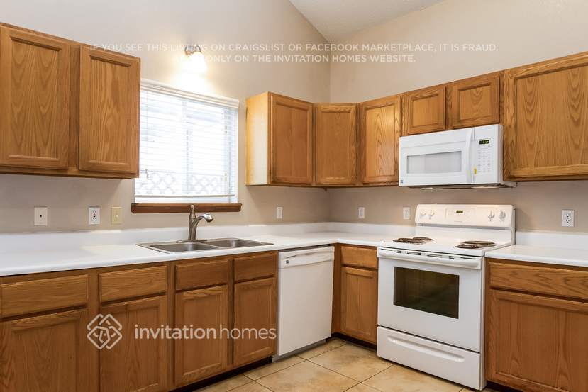 Building Photo - 10051 Shoshone Way