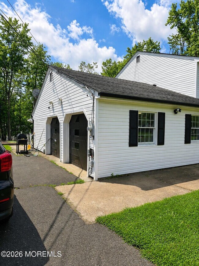 Building Photo - 5 Sandburg Dr