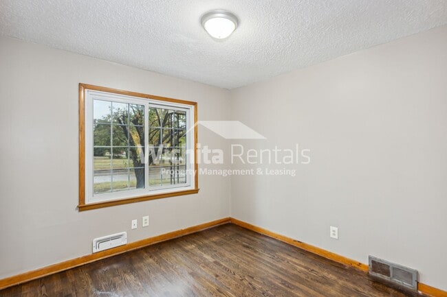 Building Photo - 3 BD/1 BA home near Friends University!