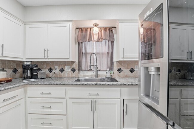 Building Photo - 2051 Shadow Rock Dr