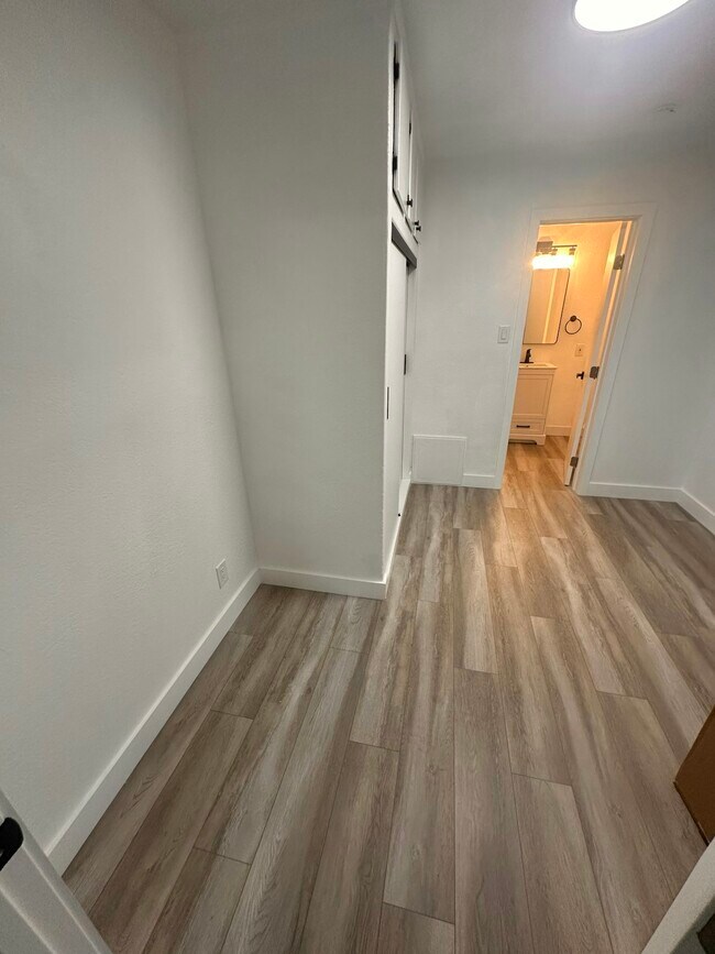 Building Photo - 934 1/2 Simmons Avenue, Unit 936
