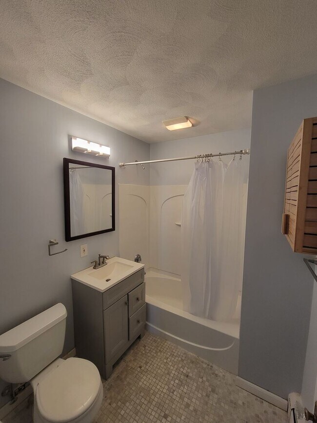 Building Photo - 4 Bedroom Single Family House Available Now!