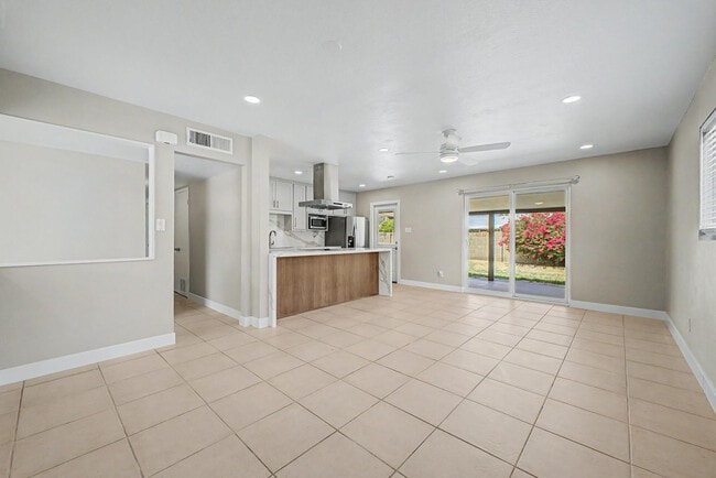 Building Photo - 8730 E Rancho Vista Dr